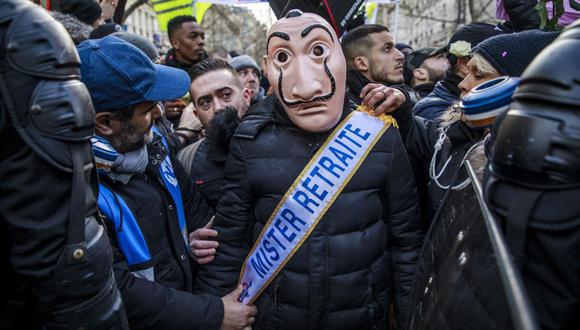 Un manifestante con una máscara es visto durante la protesta en París. (Foto: EFE)