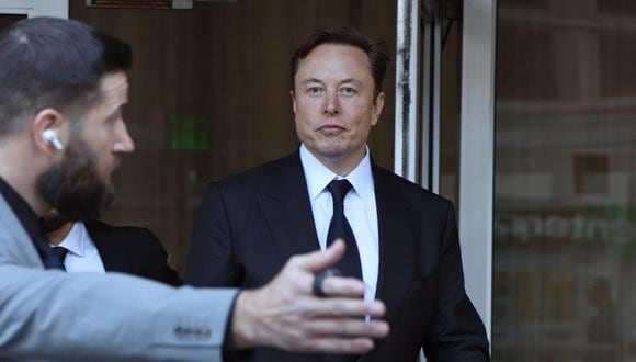 El director ejecutivo de Tesla, Elon Musk, abandona el edificio federal Phillip Burton y el juzgado de EE.UU. para el cuarto día del juicio de la demanda de los accionistas de Tesla contra Musk en San Francisco, California. (Foto: EFE/EPA/GEORGE NIKITIN)