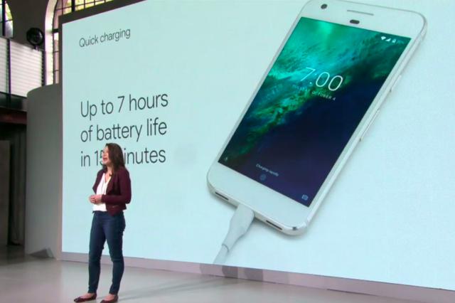 La capacidad de la batería del Pixel XL es muy parecida a la de Samsung, así que promete autonomía elevada y junto a al Android Nougat, será muy eficiente. Ambos dispositivos tienen sistema de carga rápida de batería, a excepción del iPhone 7. (Foto: CNET