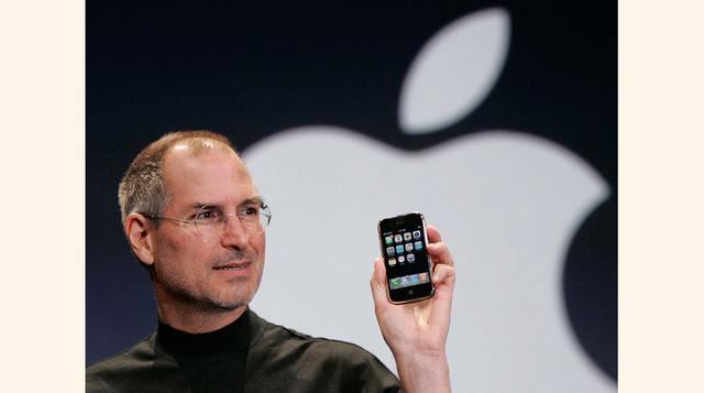 1. iPhone Edge. El primer iPhone fue lanzado por Steve Jobs el 29 de junio de 2007, tenía una pantalla de 3,5 pulgadas. Este Smartphone era enorme para la época y tenía un sistema operativo multitáctil totalmente adaptado. Fue el responsable de resetear e