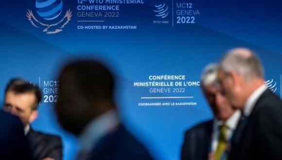 Unos embajadores dialogan antes del inicio de la reunión en la sede de la Organización Mundial del Comercio, en Ginebra, el 13 de junio de 2022. (Foto: AFP)