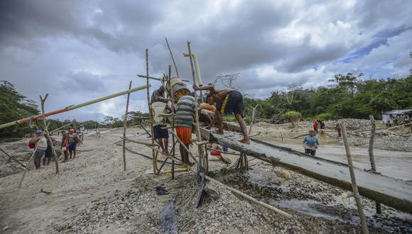 Los hombres trabajan en una mina de oro en la orilla de un río en El Callao, estado de Bolívar, sureste de Venezuela. (Foto: JUAN BARRETO / AFP)