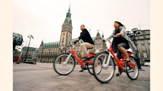 Hamburgo, Alemania. En esta ciudad se está construyendo poco a poco una red "verde", que conectará toda la ciudad (el 40% de la misma) con caminos peatonales y carril bici. Todo facilidades para los amantes de la bici.