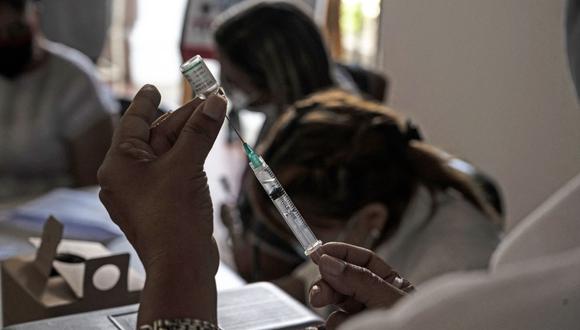 Ngozi Okonjo-Iweala ha destacado la política de la farmacéutica británico-sueca AstraZeneca que han licenciado sus vacunas para su fabricación en otros países. (Foto: Yuri Cortez / AFP)