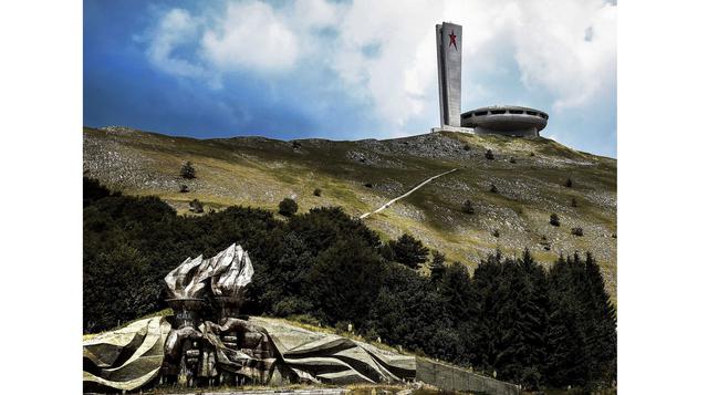 El enorme hogar espiritual UFO-como del partido comunista búlgaro se encuentra en un pico en Buzludzha, una parte montañosa del país.