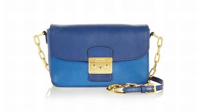 Net-a-Porter presenta su Miu Miu Bandoliera Madras en dos tonos de cuero valorizado en 990 euros. (Foto: Telegraph)