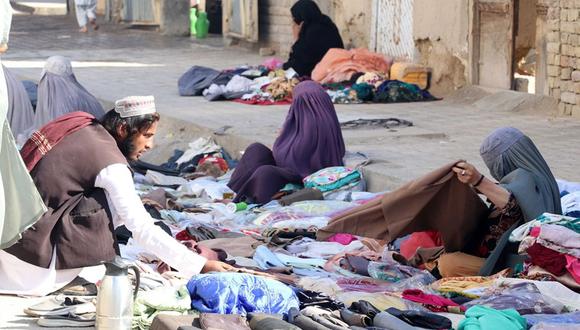 Mujeres afganas venden ropa usada al costado de la carretera, en una fotografía de archivo. EFE/EPA/STRINGER