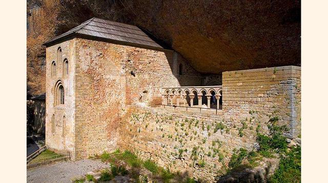San Juan de la Peña (Huesca), el viejo, en la imagen, es una joya de la época medieval, construido aprovechando un eremitorio en un paraje solitario y con un original claustro romántico en la oquedad de la roca, el primer panteón de los reyes aragoneses.