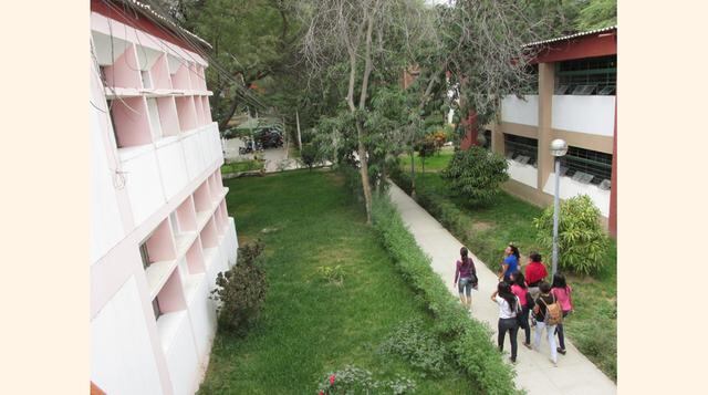 Un ingeniero industrial y de sistemas de la Universidad De Piura tiene un ingreso promedio mensual de S/ 3,580. La carrera se estudia en cinco años a un costo anual de entre S/ 8,530 y S/ 29,130.