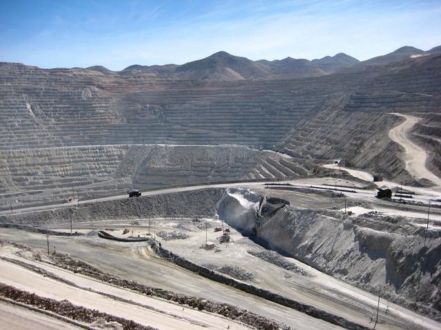 Foto 13: Además, consiguió otros S/ 108 millones por parte de Southern para la capacitación de docentes e incorporación de tecnología en las escuelas. También obtuvo de la Cooperación Japonesa S/ 200 millones para dos centrales hidroeléctricas. Otro logro fue de conseguir recursos del gobierno central por el monto de S/ 720 millones.