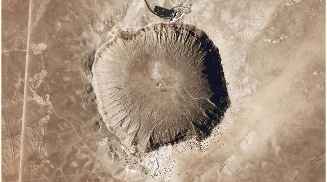 El Gran Crater (Arizona, Eeuu). El impacto de meteorito mejor preservado del mundo. 170 metros de profundidad para un enorme agujero provocado por un objeto que impactó a 60.000 km/h. ¿Ven los diminutos autobuses turísticos?