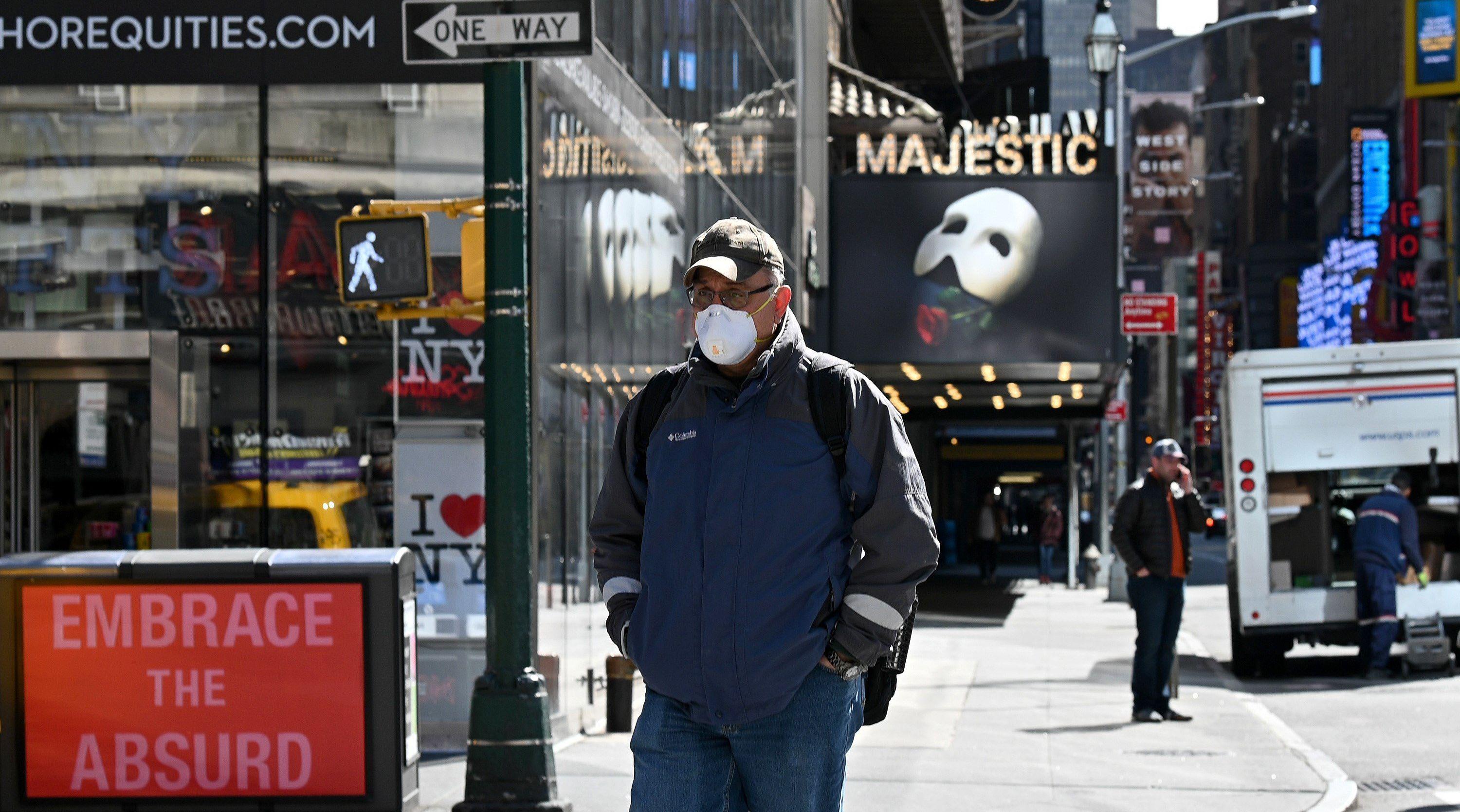 Un hombre con una máscara protectora cruza la 8va Avenida de Nueva York mientras el coronavirus continúa propagándose en Estados Unidos. (Dia Dipasupil / Getty Images / AFP).