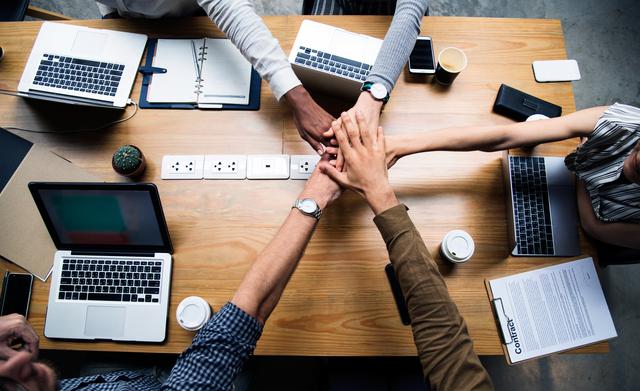 FOTO 4 | 4. Cultura

La cultura de tu negocio es lo que mantendrá a tu equipo trabajando duro. Si ésta comienza a decaer, incluso si es en favor de oportunidades prometedoras, podrías enajenar tu fuerza de trabajo central y terminar con una tripulación descorazonada que no hará su mejor esfuerzo por impulsar tu negocio. (Foto: Freepik)