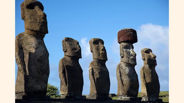 La Isla de Pascua, Chile. Las gigantescas estatuas de la Isla de Pascua son también conocidas como `Moais` y representan en su máxima expresión el arte escultórico Rapa Nui, parecen ser esculturas de los prototipos de los ahu y los moais rapanui. Todavía 