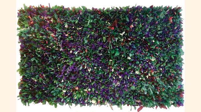 FOTO 9 | Del disfraz infantil al jardín vertical - Marta Sanmamed, hay un disfraz que cada vez se ve más en los carnavales infantiles: una bolsa de plástico de cuerpo entero decorada con pegatinas, dibujos o adornos al gusto de cada niño. Un recurso muy socorrido pero también una gran cantidad de plástico que, en cuento acaba la fiesta, va directo a la basura. La artista española Marta Sanmamed se propuso reutilizar todos esos disfraces y trenzar con ellos espectaculares jardines verticales,