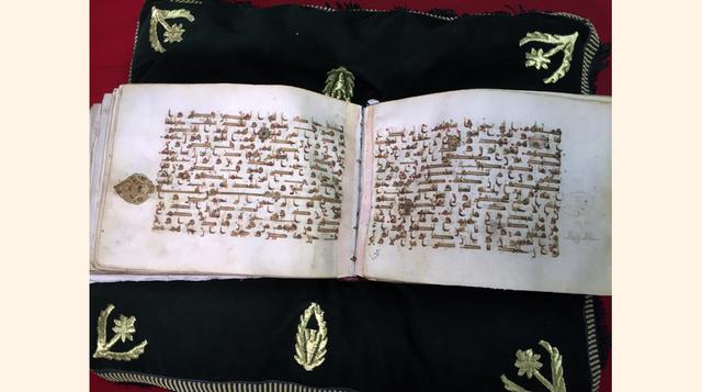 Foto del texto más antiguo de la biblioteca Qarawiyyin, un Corán del siglo IX escrito en caligrafía cúfica sobre páginas de cuero.