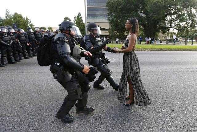 Esta foto se convirtió en un símbolo contra la violencia policial: Fue tomada durante una manifestación en contra de la discriminación racial por la muerte de Alton Sterling, el hombre que fue tiroteado por la policía. (Foto Reuters)
