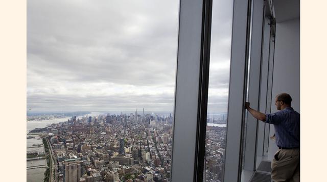 Un visitante observa Manhattan desde el observatorio del One World Trade Center. El nuevo World Trade Center (WTC) abrirá su mirador el 29 de mayo, ofreciendo vistas impactantes de Nueva York y sus alrededores. (Foto: AP)