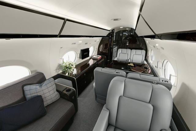 FOTO 9 | Los pasajeros viajarán de forma muy cómoda en los sillones que pueden convertirse en camas. En la parte trasera del avión encuentra dos sofás más grandes y largos. (Foto: Gulfstream)