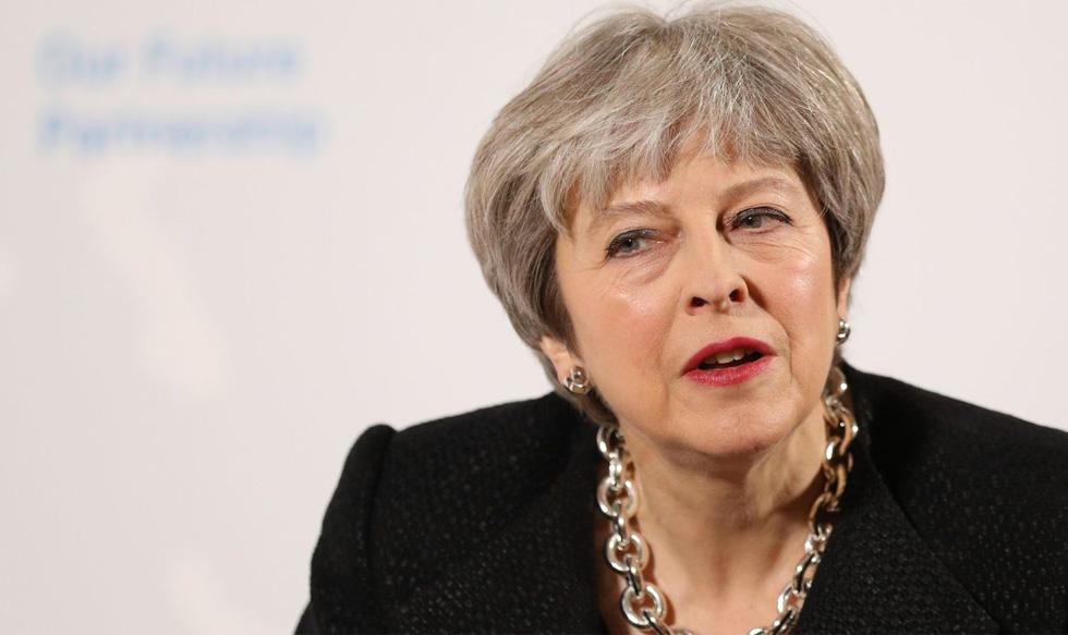 Foto 1 | Theresa May es la primera mujer primer ministro de Gran Bretaña desde Margaret Thatcher. Anteriormente, ella fue una de las secretarias de Estado que más tiempo sirvió en la historia británica. Tras renunciar David Cameron, Theresa May se convirtió en primer ministro y buscó sacar al país de la Unión Europea después de su histórico referéndum Brexit, que se celebró en junio de 2016. May es miembro del Partido Conservador y votó originalmente para permanecer en la UE, a pesar de tener reservas. Antes de ocupar el cargo principal, se desempeñó como secretaria local desde 2010 y fue elegida diputada (miembro del parlamento) de Maidenhead en 1997.