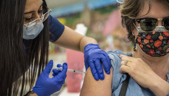 Fransella Kriestel recibe su segunda vacuna de Moderna contra el coronavirus COVID-19 en San Antonio, Texas, Estados Unidos. (Foto de SERGIO FLORES / GETTY IMAGES NORTH AMERICA / AFP).