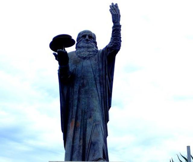 FOTO 9 |  La habitación secreta en la estatua de Leonardo da Vinci - Fiumicino, Italy
Inaugurado el 19 de agosto de 1960, la estatua gigante de Leonardo da Vinci en el aeropuerto Fiumicino-Leonardo da Vinci de Roma ha recibido a millones de visitantes desde entonces. Pero no fue hasta el año 2006 que se descubrió un secreto escondido dentro de la estatua.
Ese año, la estatua fue renovada, y uno de los trabajadores hizo un extraño descubrimiento: una pequeña escotilla, ubicada a una altura de unos 30 pies, aproximadamente en el medio de la estatua. La escotilla se abrió con cuidado y en el interior se encontraron dos pergaminos, todavía en perfecto estado. Incluso si el secreto de la estatua no es ampliamente conocido, a veces se puede ver a la gente mirando la estatua de arriba abajo con binoculares.