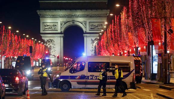 La policía de Francia patrulla en la avenida de los Campos Elíseos en París, el 31 de diciembre de 2020. (REUTERS/Charles Platiau).