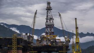 Precio de petróleo posiblemente tocó fondo por contracción de reservas, según informe de AIE
