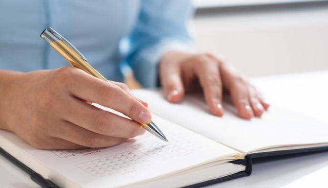 FOTO 5 | DOMINGO: LISTA DE ACTUALIZACIÓN

A la hora de ponerte a trabajar es muy productivo saber por dónde empezar y no perder tiempo en organizarte. Por ello, dedicar un par de horas el domingo a organizar las tareas por días de la próxima semana te ayudará a ir directo al grano y ser más productivo. (Foto: Freepik)