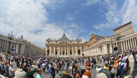 Imagen referencial. La gente asiste a la oración semanal del Ángelus del Papa en la Plaza de San Pedro el 30 de mayo de 2021 en el Vaticano. (Alberto PIZZOLI / AFP).