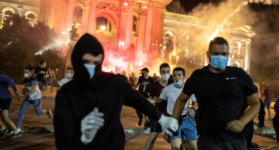 Ciudadanos protestan contra el gobierno en medio de la pandemia del coronavirus en Belgrado, Serbia. Imagen del 10 de julio de 2020. (REUTERS/Marko Djurica).