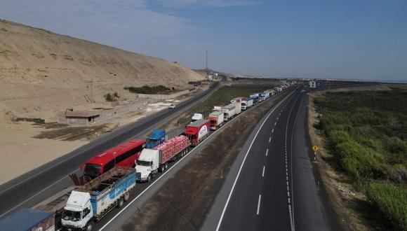 El bloqueo en varios tramos de la carretera Panamericana Sur por manifestantes afecta la llegada de alimentos y combustible a la región de Tacna. (Foto: Andina)