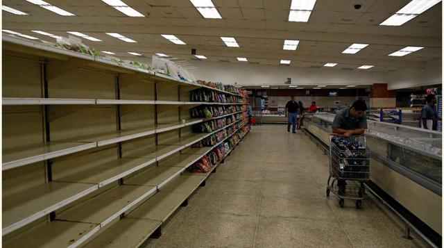 Desabastecimiento, varios clientes tratan de encontrar productos en un supermercado semivacío en Caracas, el 30 de junio de 2016 (Reuters)