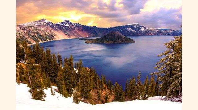 Lago de Cráter, Oregón, Estados Unidos. Este lago forma parte del Parque Nacional del Lago del Cráter ubicado en la zona sur del estado de Oregón, en la Cordillera de las Cascadas. Constituye el lago más profundo de Estados Unidos con una profundidad medi