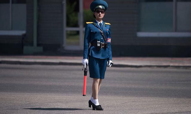 El número de vehículos en la capital aumentó en los últimos años coincidiendo con una cierta liberalización de la economía, lo que ha generado crecimiento pese a las sanciones impuestas al régimen en represalia por su programa nuclear. Pyongyang no revela