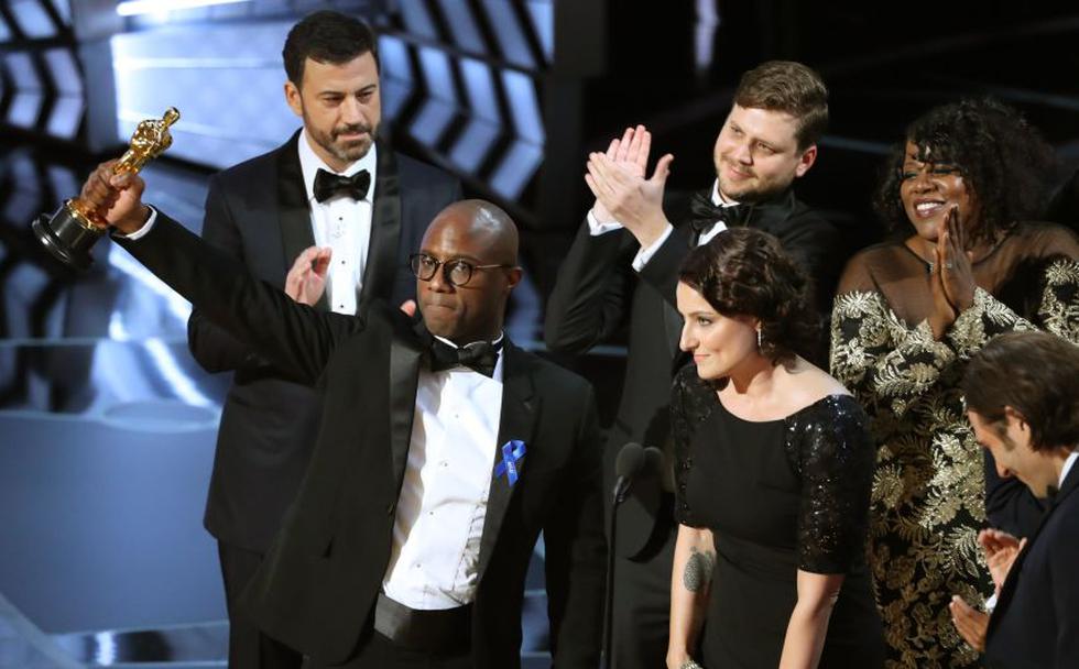 Óscar 2017: Un &quot;error&quot; en la entrega del sobre de mejor película en los Óscar 2017 provocó un caos histórico en Hollywood, después de que Faye Dunaway, que presentaba el premio con Warren Beatty, anunciara que la ganadora era &quot;La La Land&qu
