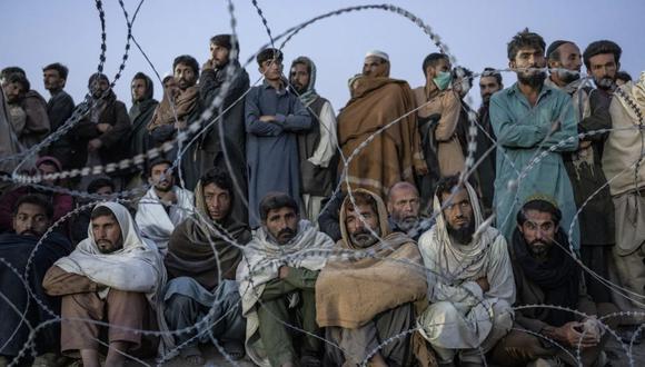 Refugiados afganos esperan ser registrados en un campamento cerca de la frontera entre Pakistán y Afganistán, en Torkham, Afganistán. (Foto: AP)