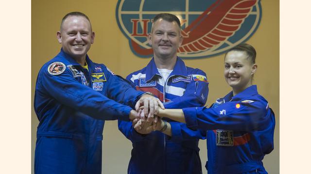 Barry Wilmore, Elena Serova y Alexander Samokutyaev posan para las cámaras luego de una conferencia de prensa en el Cosmódromo de Baikonur, la cual se realizó tras un vidrio por medidas de seguridad. (Foto: Reuters)