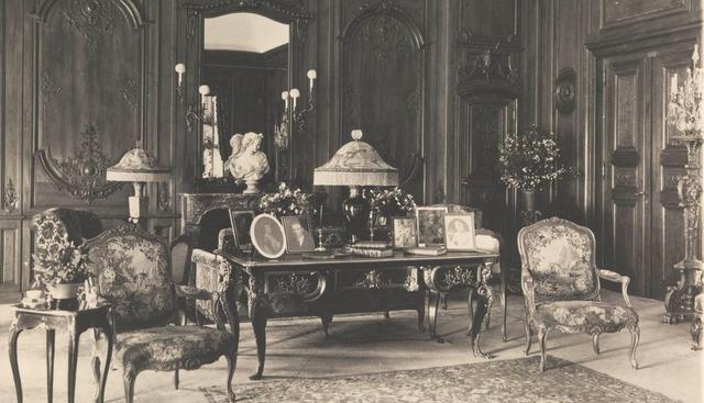 FOTO 4 | The living room of Miramar, a mansion in Newport, Rhode Island, ca. 1914, with decorative objects sourced from Duveen Brothers.Photographer: workstation