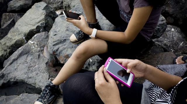 El 73.4% de los usuarios de Internet accedieron a la red desde su teléfono inteligente en el 2013. Se estima que la tasa crecerá el 90.1% al 2017. (Foto: Bloomberg)