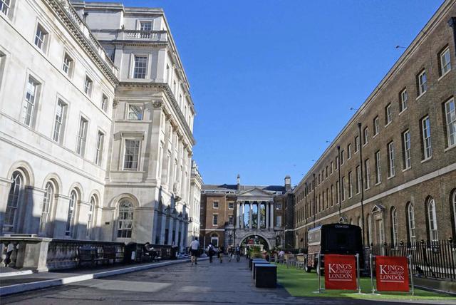 FOTO 23= | King's College de Londres, Inglaterra. Con una trayectoria de alta calidad y cantidad en cuanto a investigación académica, King's tiene una reconocida reputación en humanidades, derecho, ciencias y ciencias sociales. Estudiantes: Más de 23,700.