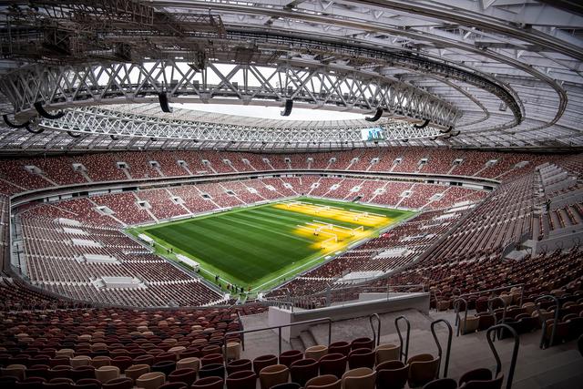 ESTADIO LUZHNIKI (Moscú): Tiene capacidad para 81,006 personas y tuvo un costo de 24,000 millones de rublos (US$ 410 millones) por la reconstrucción. Fue construido en la década de 1950 para mostrar el poderío deportivo de la Unión Soviética, Luzhniki ha sido transformado para ser sede de la final de la Copa del Mundo.