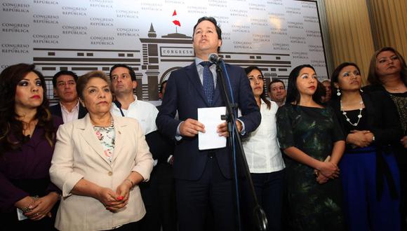 En una cita que se prolongó desde las 8 p.m. hasta la medianoche, 49 legisladores firmaron la moción del congresista César Villanueva de Alianza para el Progreso (APP), quien llegó al local del partido a la 1:00 a.m (Foto: Andina).
