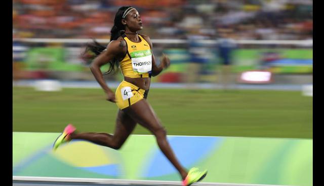FOTO 22 | Elaine Thompson (JAM, atletismo)
En los Juegos Olímpicos de Río, hace tres años, la velocista jamaicana Elaine Thompson hizo lo que no había hecho ninguna mujer desde la hazaña de la desaparecida Florence Griffith: ganar la medalla de oro en los 100 y los 200 m. Añadió una plata en el relevo 4x100. Llega a Lima con 27 años y con la mejor marca del año en el hectómetro, 10.73. Pero el mismo tiempo firmó en los recientes campeonatos de su país su antecesora en lo alto del podio olímpico, Shelly-Anne Fraser-Pryce, y el tercer puesto fue para la indudable heredera del trono, Briana Williams, que batió el récord mundial júnior (tiene 17 años) con 10.94. Las tres estarán en Lima y las tres acudirán luego a los Mundiales de Doha. En los 200 m Thompson tiene también el crono más bajo del año, 20.20. Compite el 6, 7, 8 y 9 de agosto. (Foto: Marca)
