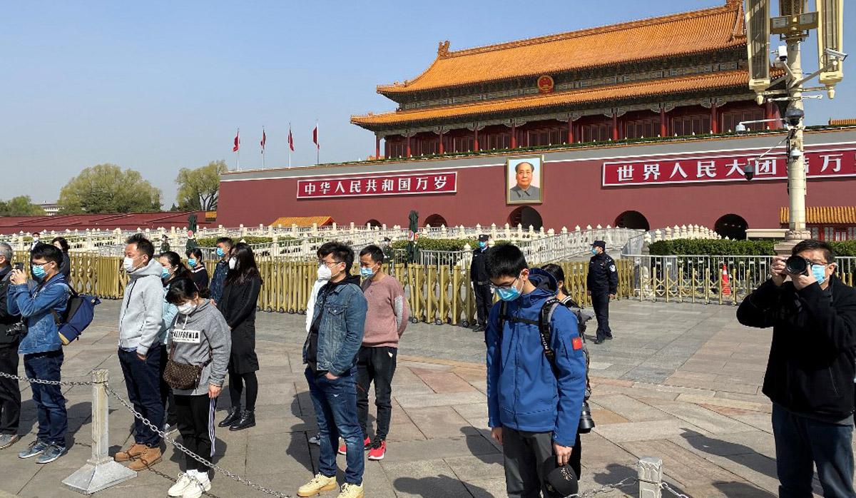 La pausa de tres minutos en toda China ocurrió a las 10:00 a.m. del sábado 4 de abril . (Foto: AFP/Leo Ramírez)