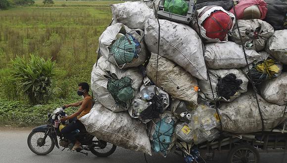 Recolectores de residuos plásticos. (Foto: AFP)