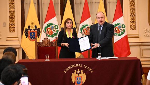 Patricia Benavides recibió una condecoración de manos de Rafael López Aliaga, pese a que este último afronta una investigación por presunto lavado de activos. (Foto: Ministerio Público)