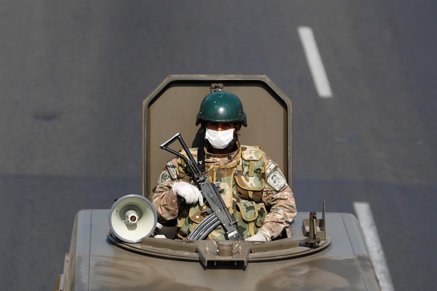 Militares patrullan las calles de lima durante el Estado de Emergencia por el Covid-19. (Foto: EFE)