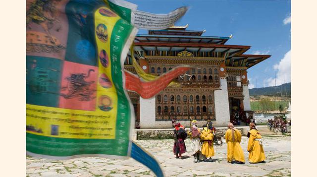 5. BUTÁN. Un monje lascivo con 5.000 amantes, montañas imposibles del Himalaya, paisajes de postal, monasterios de leyenda, amuletos que te permitirán superar, por lo menos, 80.000 obstáculos en la vida, un Rey que tutela su país alrededor de un concepto 