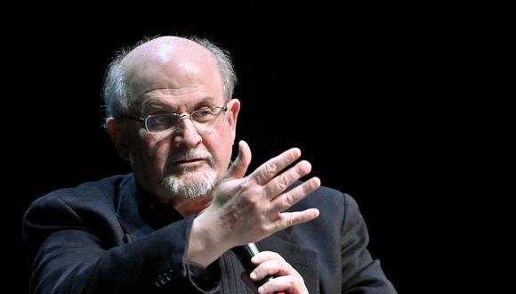 El autor británico Salman Rushdie habla mientras presenta su libro "Quichotte" en el Volkstheater de Viena, Austria, el 16 de noviembre de 2019. (Foto de HERBERT NEUBAUER / APA / AFP)